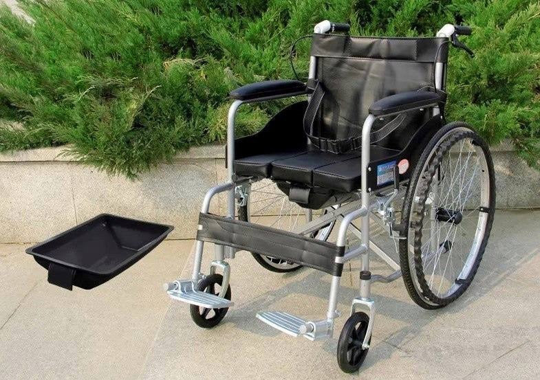 Invalidní vozík ocelový s toaletou pro seniory (8019)
