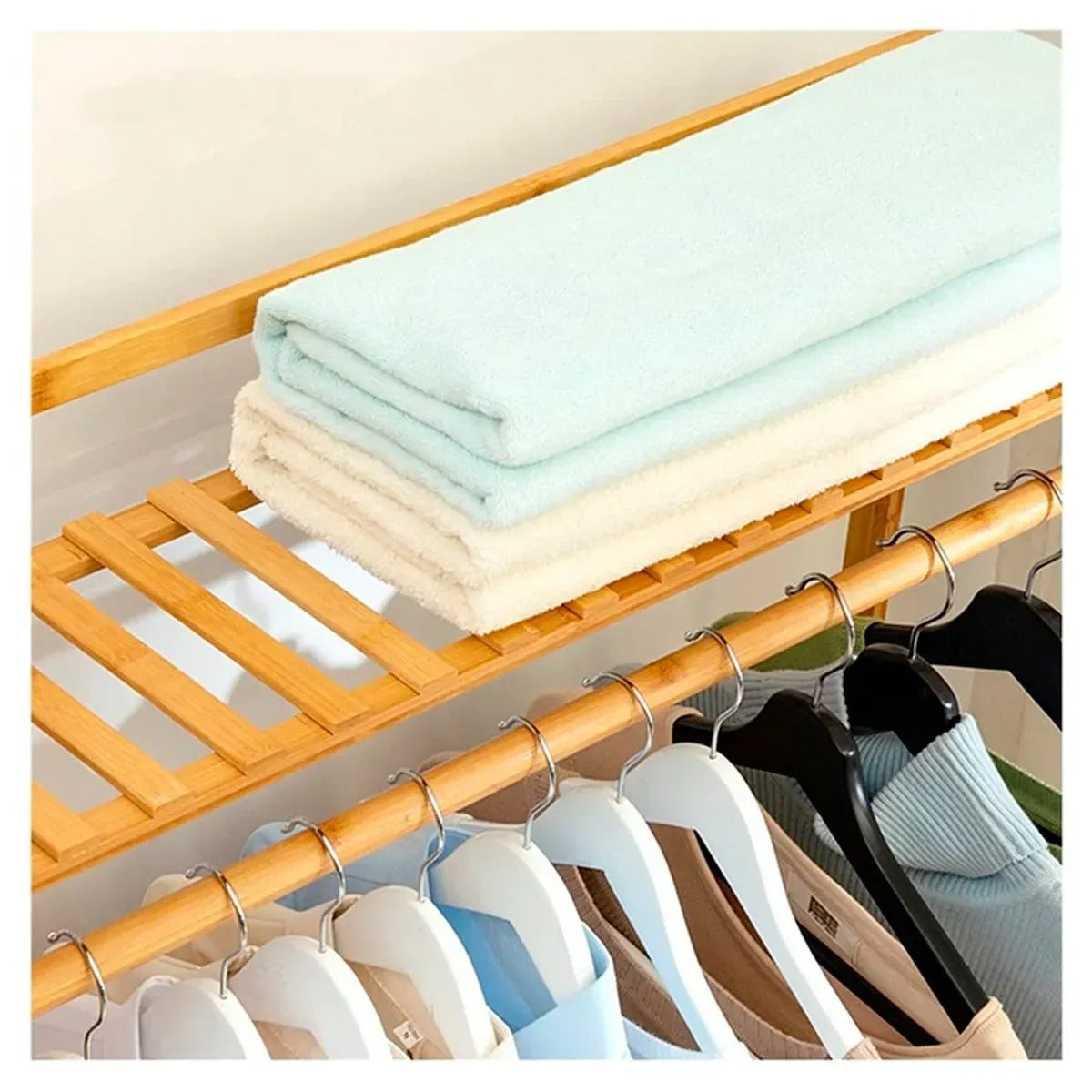 Bambusový věšák na oblečení s policemi (91680001)