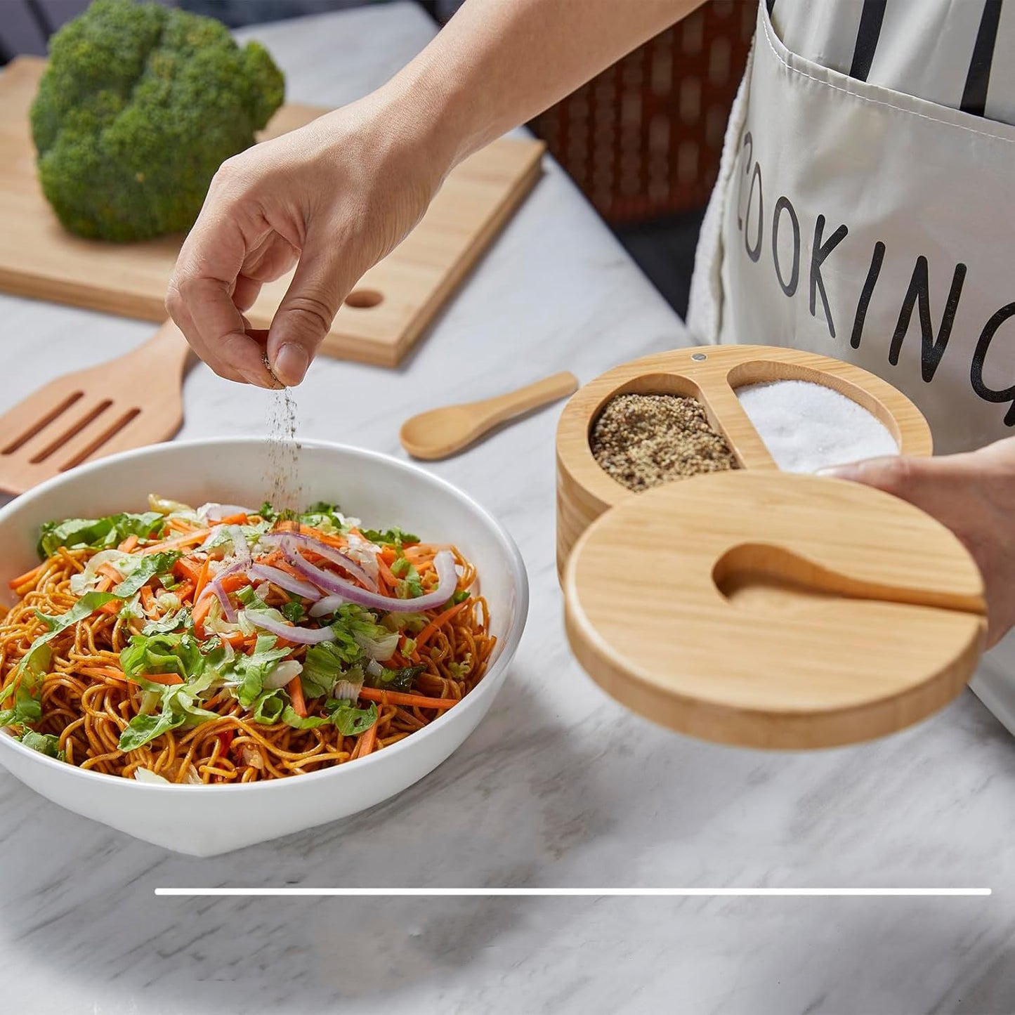 Elegantní bambusová nádoba na sůl a pepř s víčkem a lžičkou (91710001)