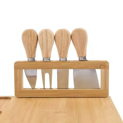 Bambusová deska na servírování sýrů a uzenin s noži - elegantní sada (91720001)